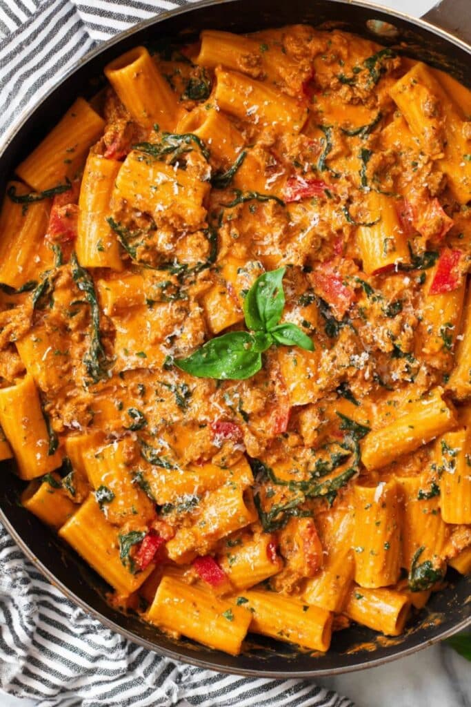 Creamy Cottage Cheese Pasta High Protein – A Cozy, Muscle-Fueling Meal 1 Skillet filled with creamy cottage cheese pasta high protein dinner, featuring rigatoni, ground turkey, red bell peppers, spinach, and grated cheese.