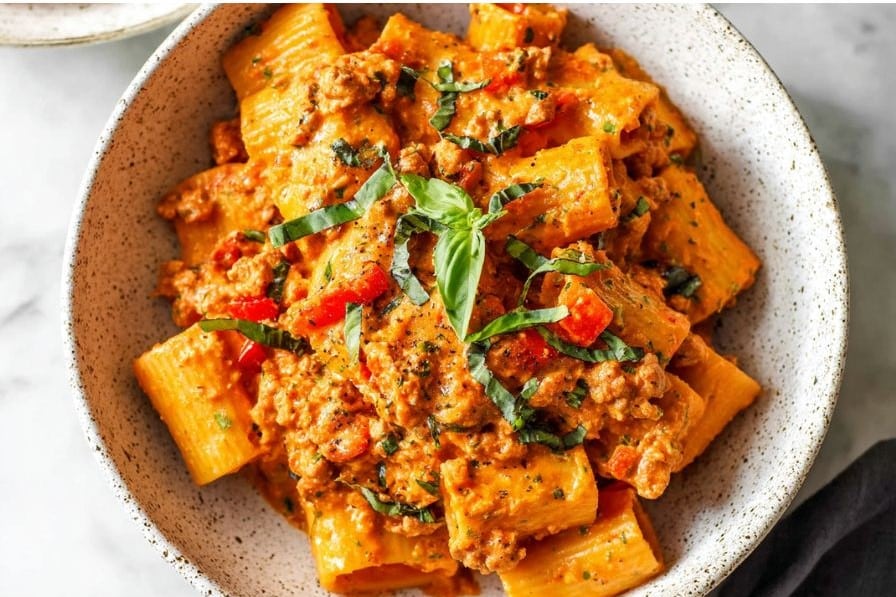 Creamy Cottage Cheese Pasta High Protein – A Cozy, Muscle-Fueling Meal 2 Bowl of creamy cottage cheese pasta with rigatoni, ground turkey, red bell peppers, and fresh basil on top.